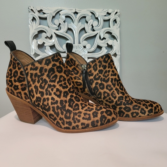 Sofft Shoes - Sofft Tamela Leopard Zip Up Leather Bootie SZ 7.5